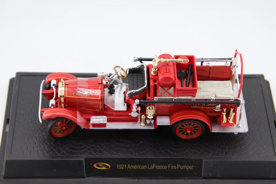 1921 American LaFrance Fire Pumper 1:32 Scale by Signature Models - Image 2 of 4