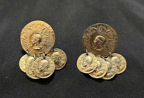 "Pendientes de colección con racimo de monedas de Aquiles de 1 5/8"" clip dorado en colgantes redondos grabados"