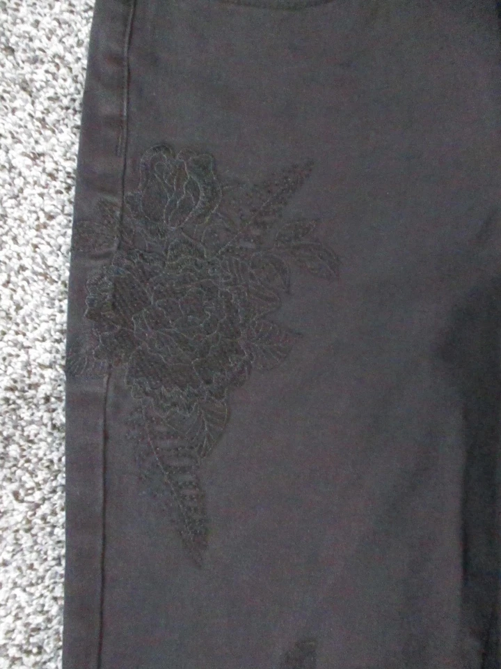 Pantalones de mezclilla para mujer DG2 Diane Gilman 6P negros florales bordados ajustados elásticos 27x27 Foto 2 de 4