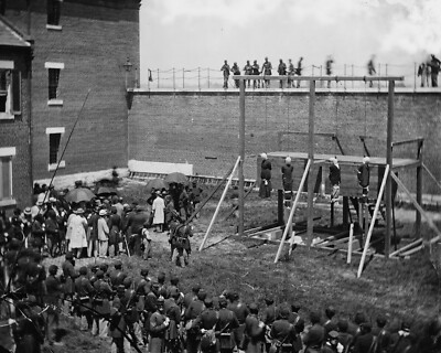 LINCOLN ASSASSINATION CONSPIRATORS EXECUTION @ FORT McNAIR - 8X10 PHOTO (ZZ-832)