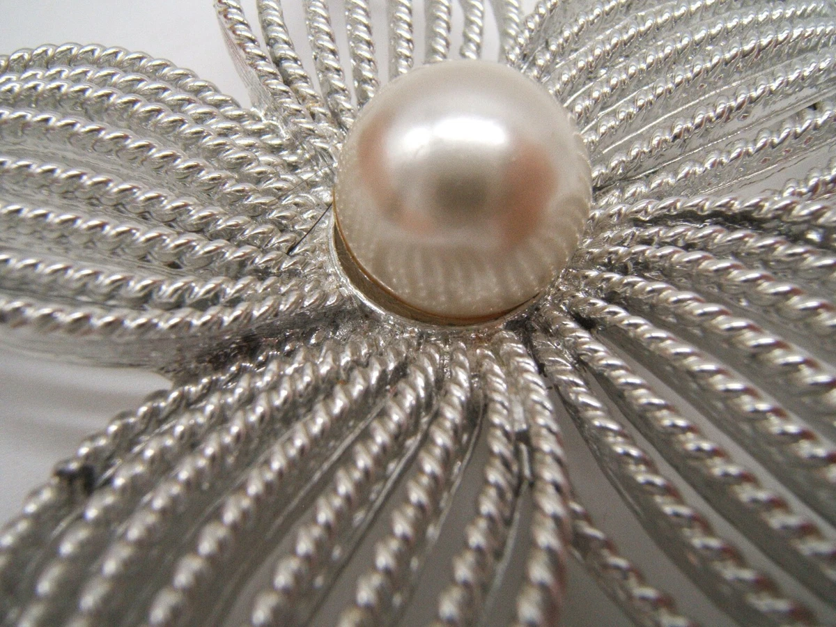 VINTAGE SARAH COVENTRY PIN BROOCH SILVER TONE FLOWER FAUX PEARL