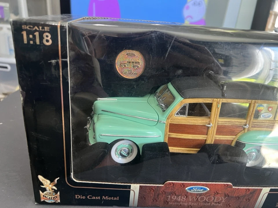 Road Signature 1/18 Scale Diecast 20028 - 1948 Ford Woody - Green Opened - Image 2 of 4