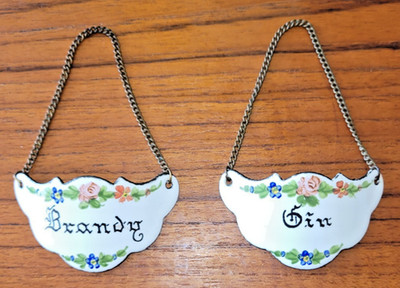 Vintage 2er Set emaillierte Metall Dekanter Etiketten mit Blumenmuster