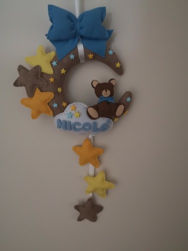 FIOCCO NASCITA FELTRO, PANNOLENCI E FIMO LUNA ORSETTO STELLE FIOCCO FATTO A MANO - Foto 3 di 12