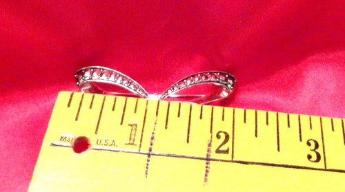 SPILLA NASTRO FIOCCO MARCASITE PIETRA NASCITA SMERALDO AVON MAY VINTAGE - Foto 3 di 4