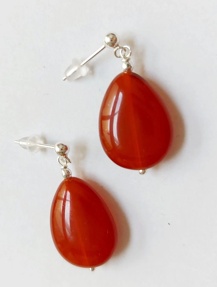 Orecchini pendenti in argento 925 con agata rossa naturale a goccia ed ematite  - Immagine 3 di 4