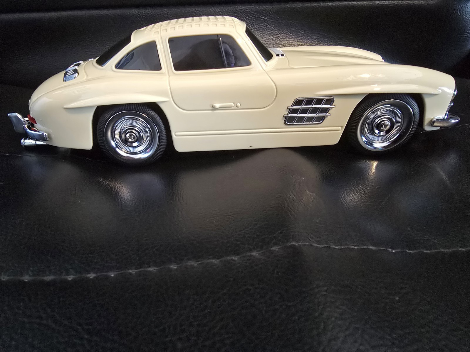 Bluetooth Speaker Car WS-300SL with USB Rechargeable FM Radio and TF Functionality-image