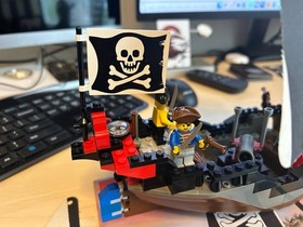 LEGO 6268 Pirates: Renegade Runner 100% Complete w/ Instructions - No Box