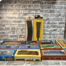 Lot 13 HO Scale Gauge Train Locomotives Cars Rolling Stock Track Multiple Brands