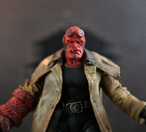 Hellboy The Golden Army Action Figure Mezco 18cm Trench Sigaro Idea Regalo - Imagen 10 de 24
