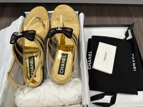Chanel 24 Karamell Kamelbraun Beige CC SCHWARZ SCHLEIFE LOGO Gold Sandalen 40 - Bild 2 von 18