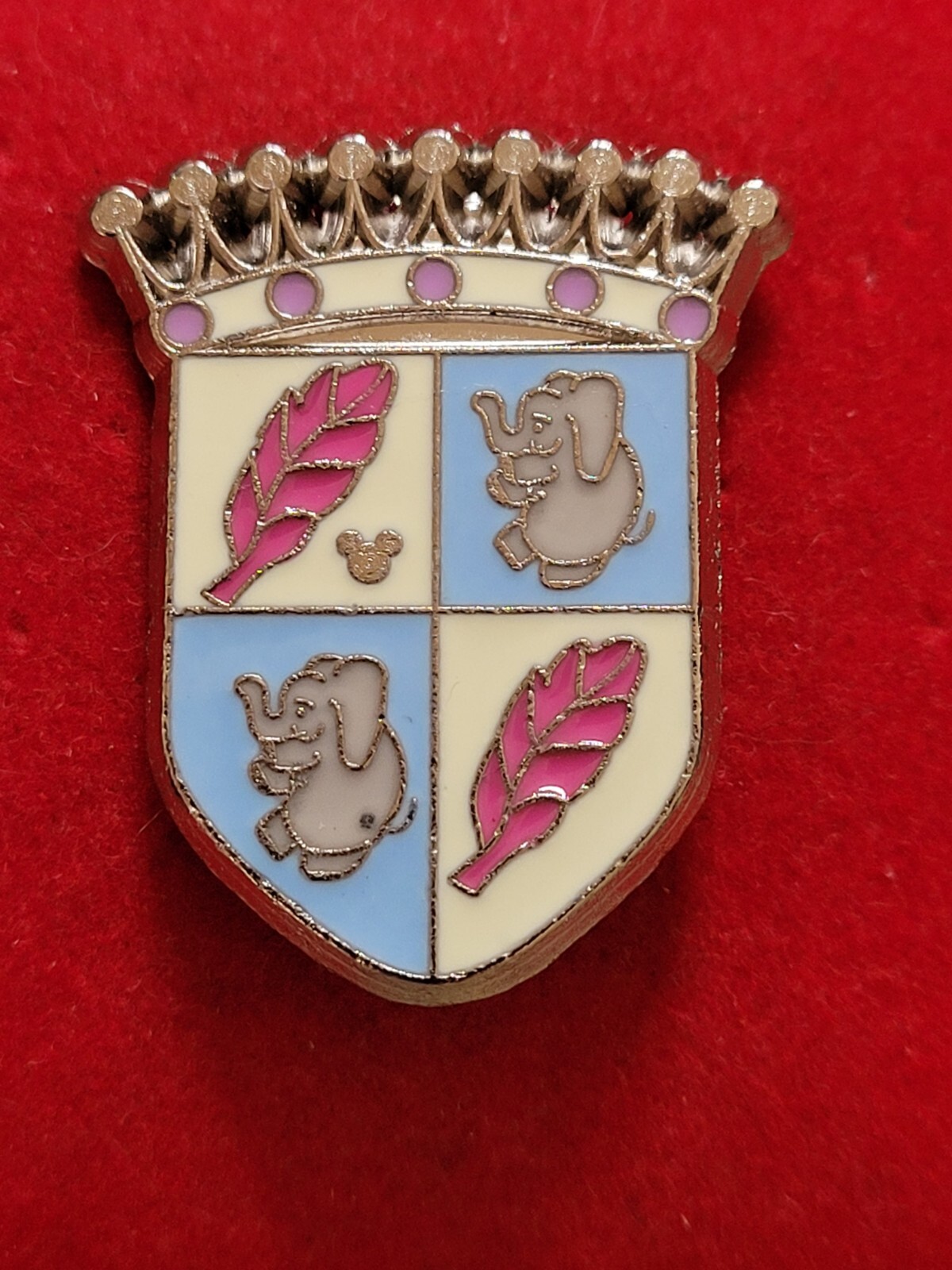 Disney Trading Pin, Dumbo, Crest Fantasyland, Hidden Mickey, 3 of 5, 2012 b42