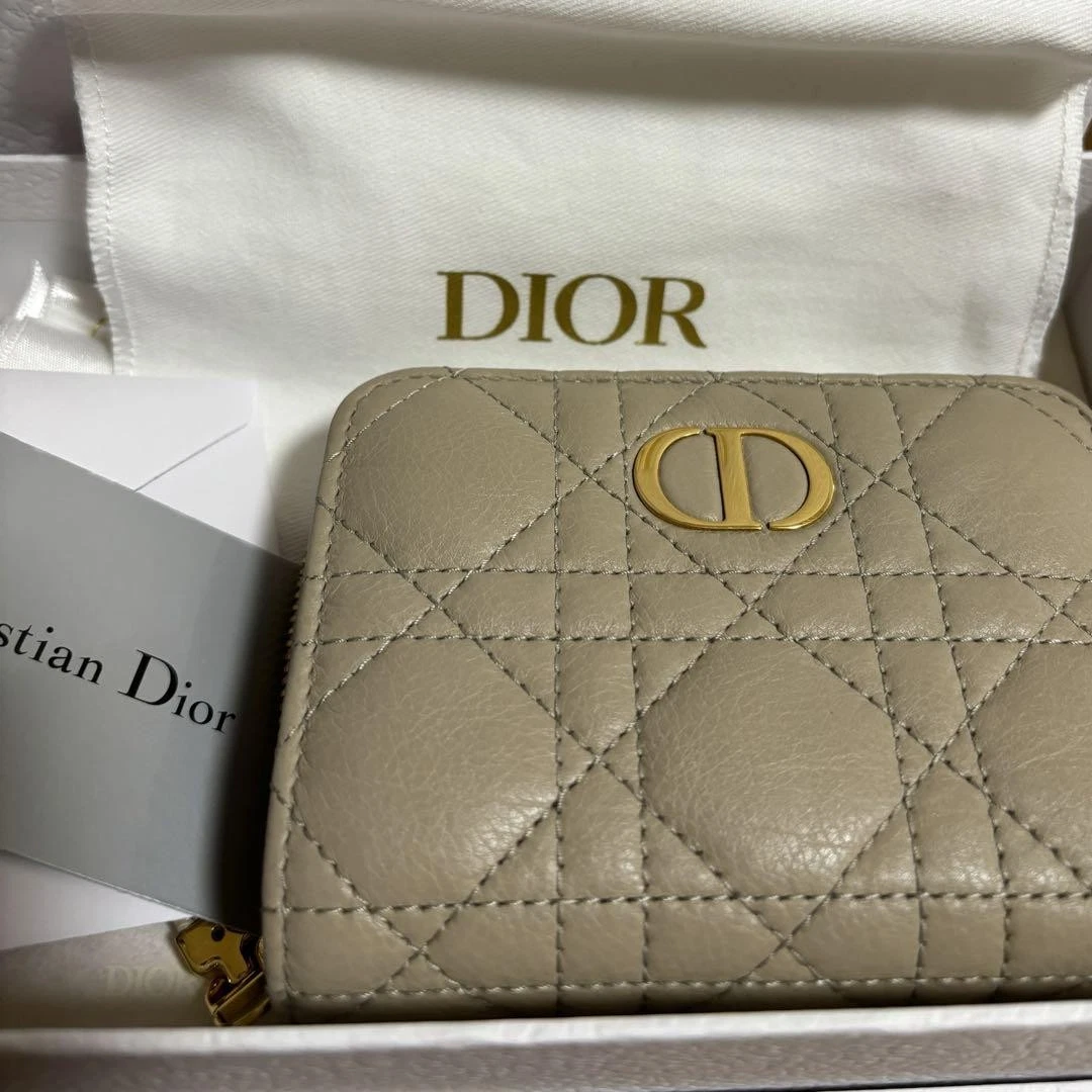 Portefeuille écarlate Dior Caro avec boite et certificat d'authenticité utilisé léger usure