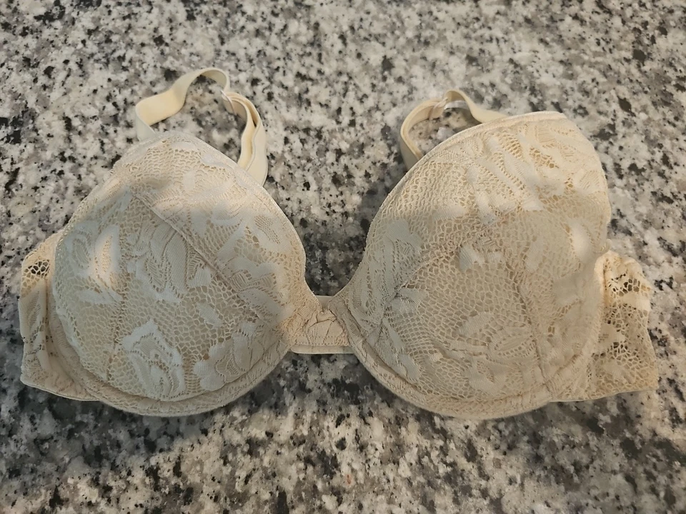 Sujetador acolchado de encaje Victoria's Secret 34D amarillo claro de colección Foto 2 de 4