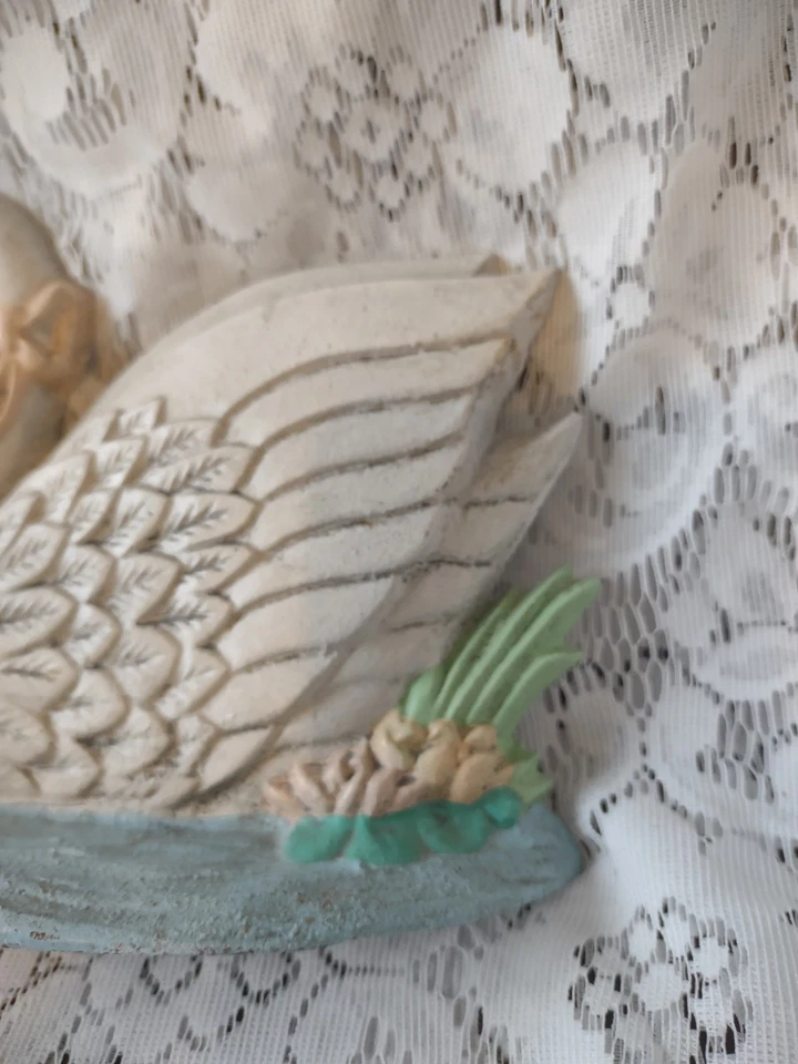 Tope de puerta de hierro fundido vintage cisne blanco con cinta rosa y flores de loto Foto 3 de 4