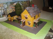 HO scale House Yellow w/light detailed AHM?