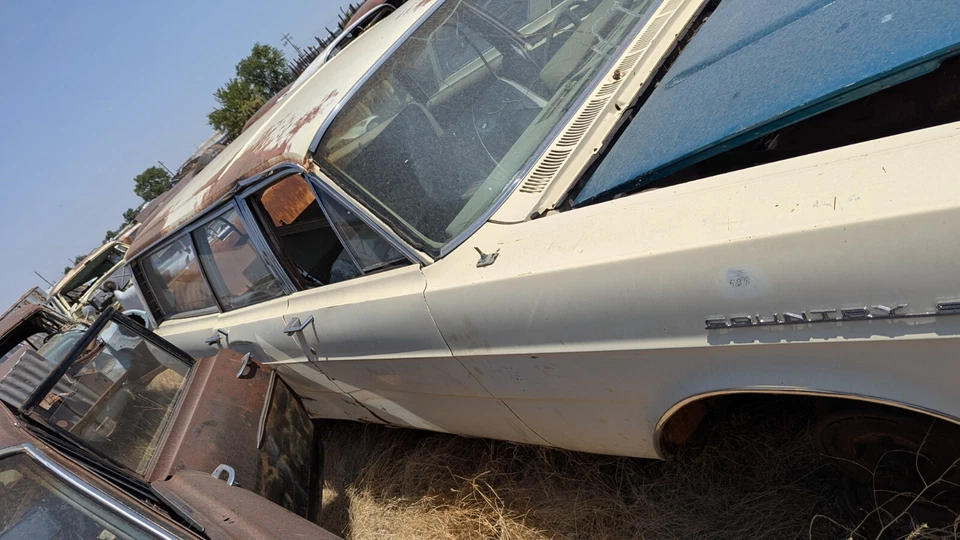 1965 FORD COUNTRY SEDAN WAGON MISC. NUTS AND BOLTS PARTING OUT COMPLETE CAR - Image 4 of 4