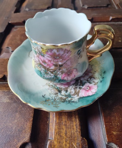 Blumenmuster Tasse und Untertasse gemarkt L auf Sockel mit Krone & 5383