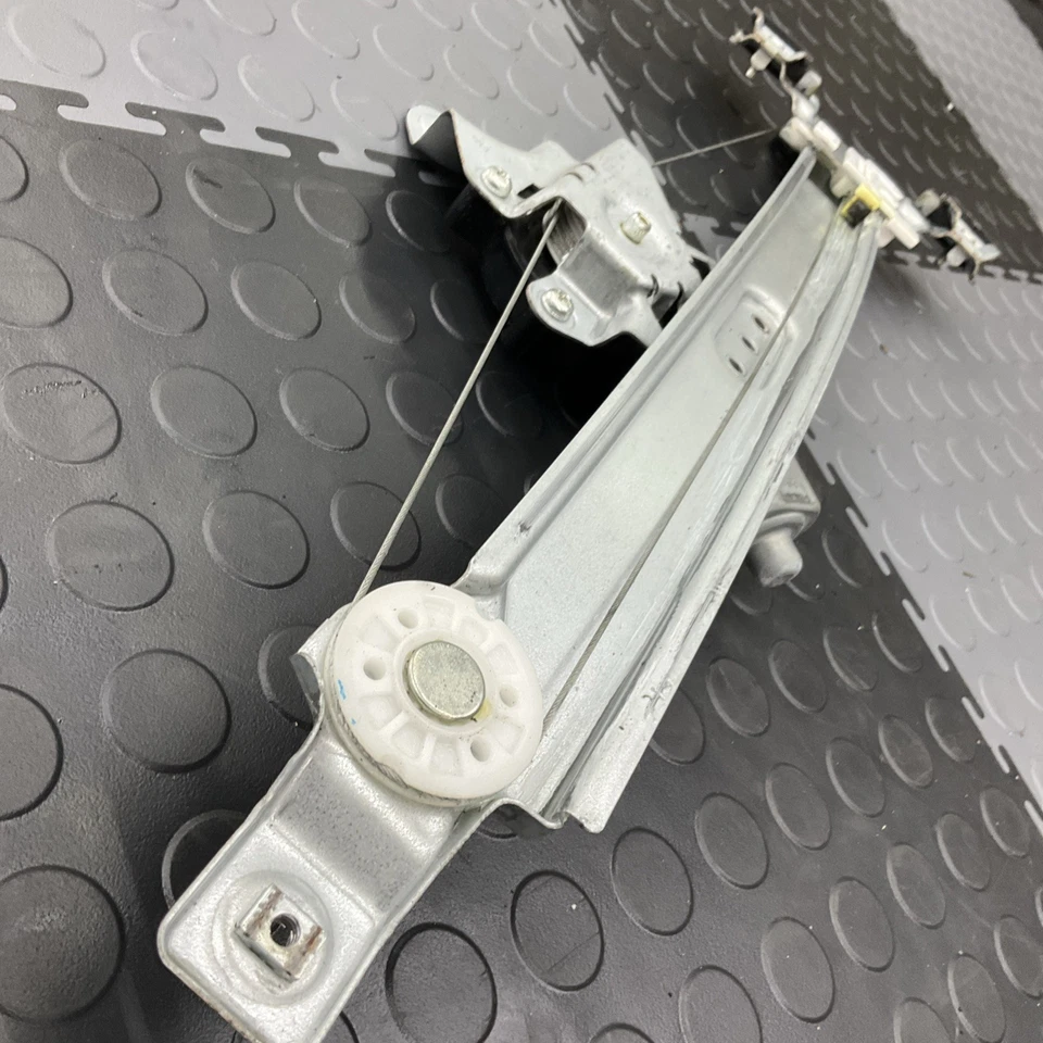 GMC TERRAIN CHEVROLET EQUINOX 2012-2017 REGULADOR VENTANA TRASERA IZQUIERDA MOTOR OEM Foto 3 de 4