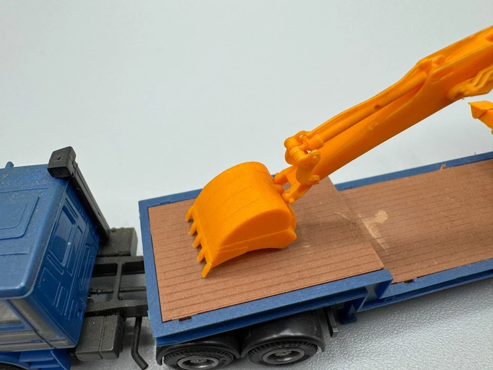 1:87 Herpa Scania Tieflader SLT mit Kibri Mobilbagger - Bild 2 von 4