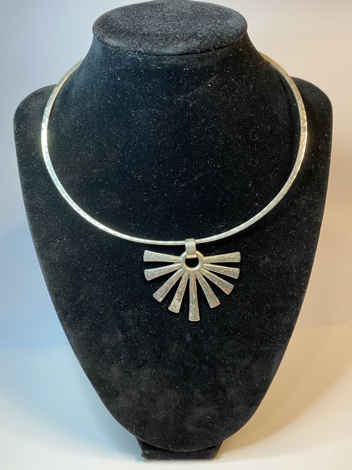 Vintage Signed James Avery Stunning Hammered Sterlin… Gem