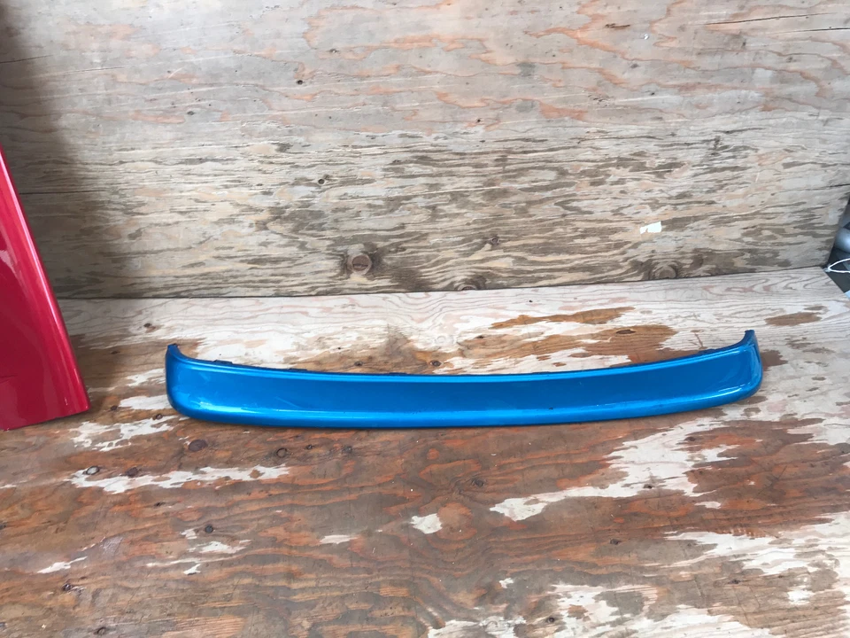 Parachoques trasero GEO Metro 1992 1993 1994 cenefa superior solo coincide Foto 2 de 4