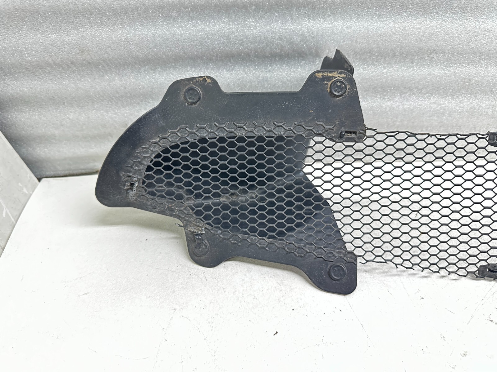 P41058 2004-2008 Maserati Quattroporte M139 Front Bumper Lower Center Grille OEM