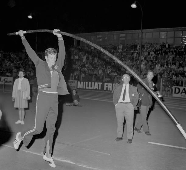 Pole vaulter Bob Seagren during warmup Aug 9 1968 Old Photo eBay