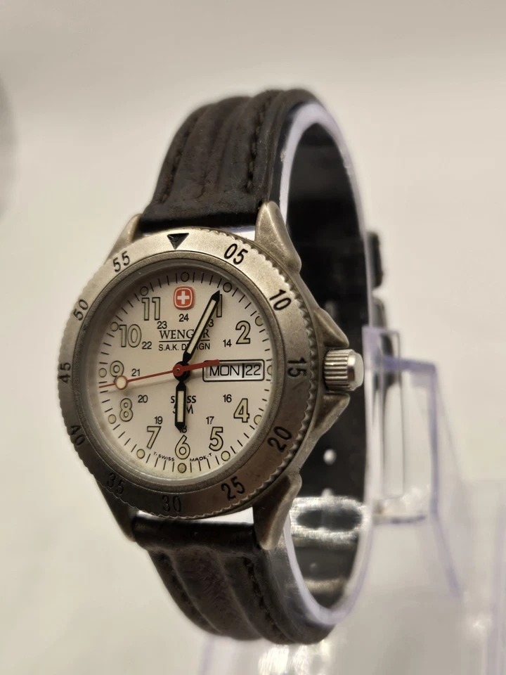 Relógio feminino Wenger / S.A.K DESIGN dia - data 30mm. Bateria nova. - Imagem 3 de 4