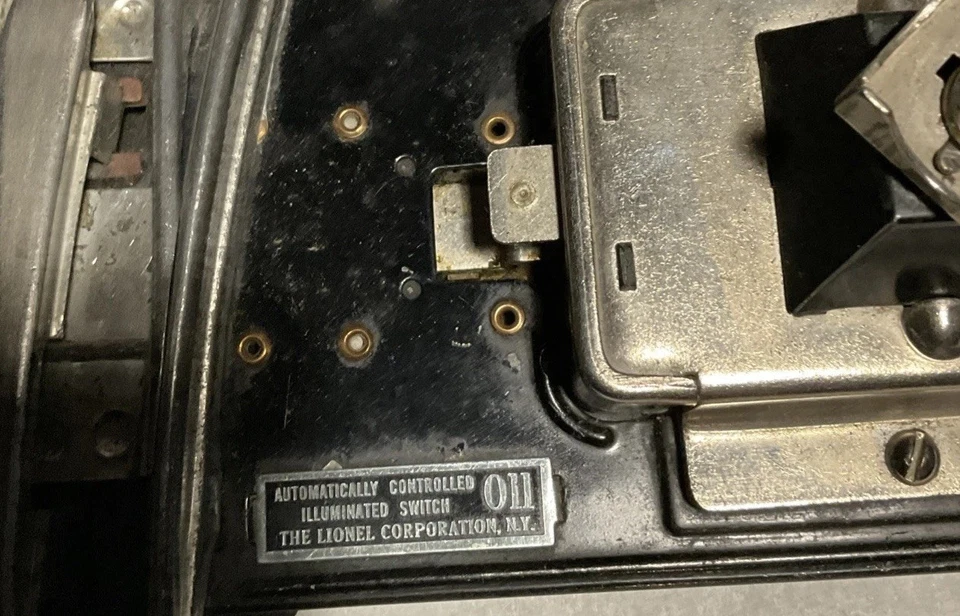 VTG- Lionel No. 011 "O" Gauge Pair of Remote Control Switches, L&R W/lamp& Box - Image 4 of 4