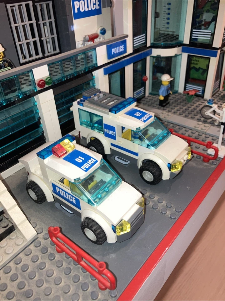 LEGO City 7498 Police Station, foto 2 de 5
