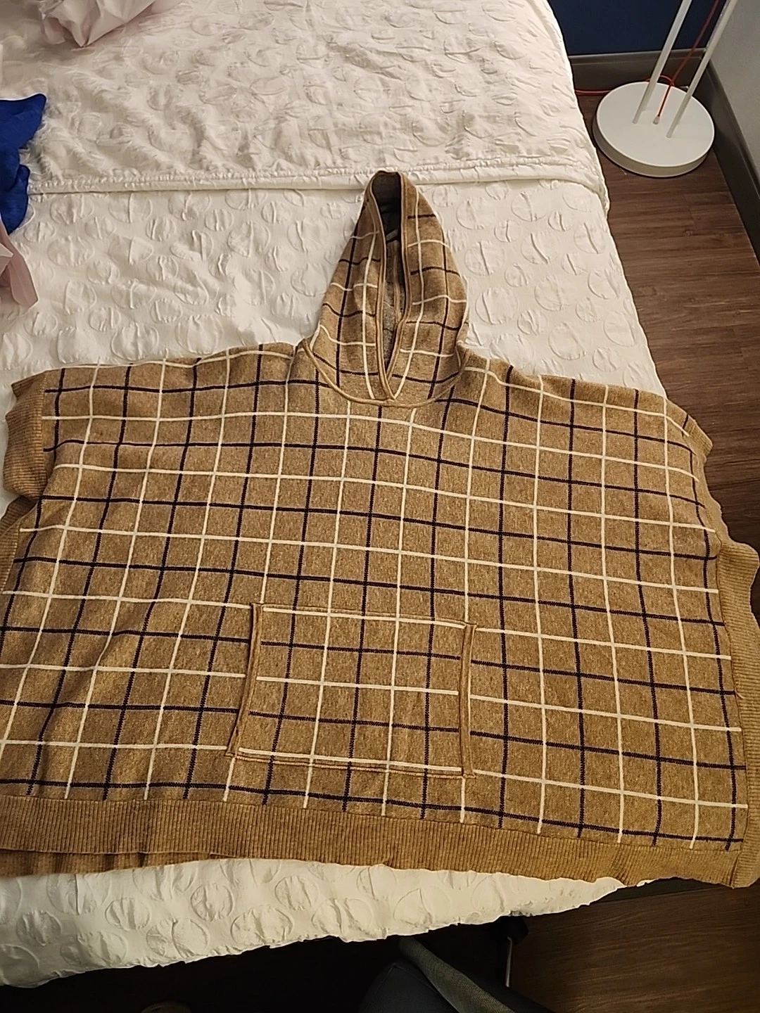 Tahari Ladies One Size Plaid Hooded Poncho Sweater Pullover Kangaroo Pocket Tan