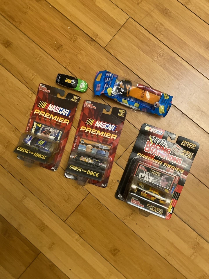 Racing Champions NASCAR Chase The Race #22, #26, #48 Diecast 1:64 4 Loy + Extras - Image 3 of 4