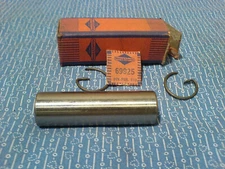 BRIGGS & STRATTON ENGINE STD. PISTON PIN AND KEEPERS. 69925 *NOS OEM PART* J-12