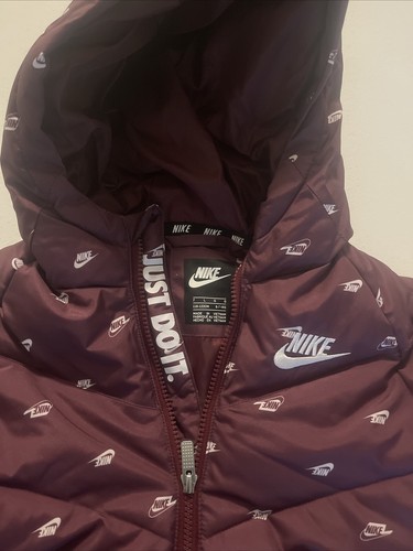 Nike Boys Size 7 Midweight Hooded Puffer Jacket Dark Red All Over Embroidered - Picture 3 of 5