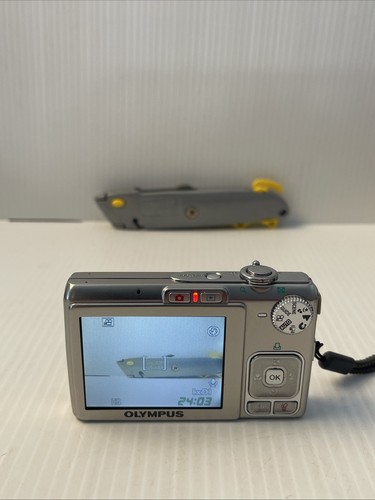 Olympus FE-230 7.1MP Digital Camera - Silver Working, With Issue READ!! - Picture 7 of 23