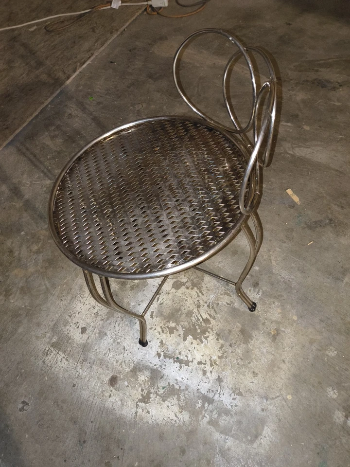 Taburete de tocador de acero perforado años 60 Hollywood Regency estilo Mathieu Mategot Foto 4 de 4