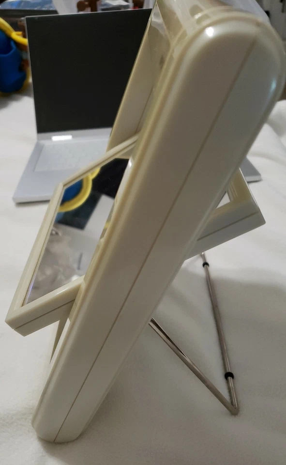 Revlon Perfect Look Travel Light Magnifying Makeup Mirror 1x/3x. Case,power cord - Image 2 of 4