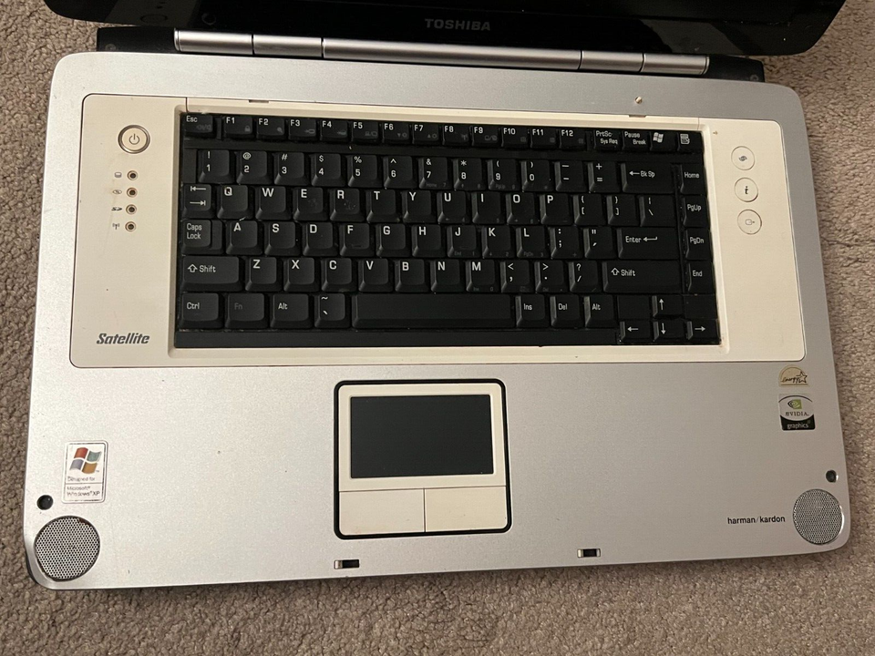 PC portable vintage Toshiba Satellite Windows 95 fonctionne parfaitement