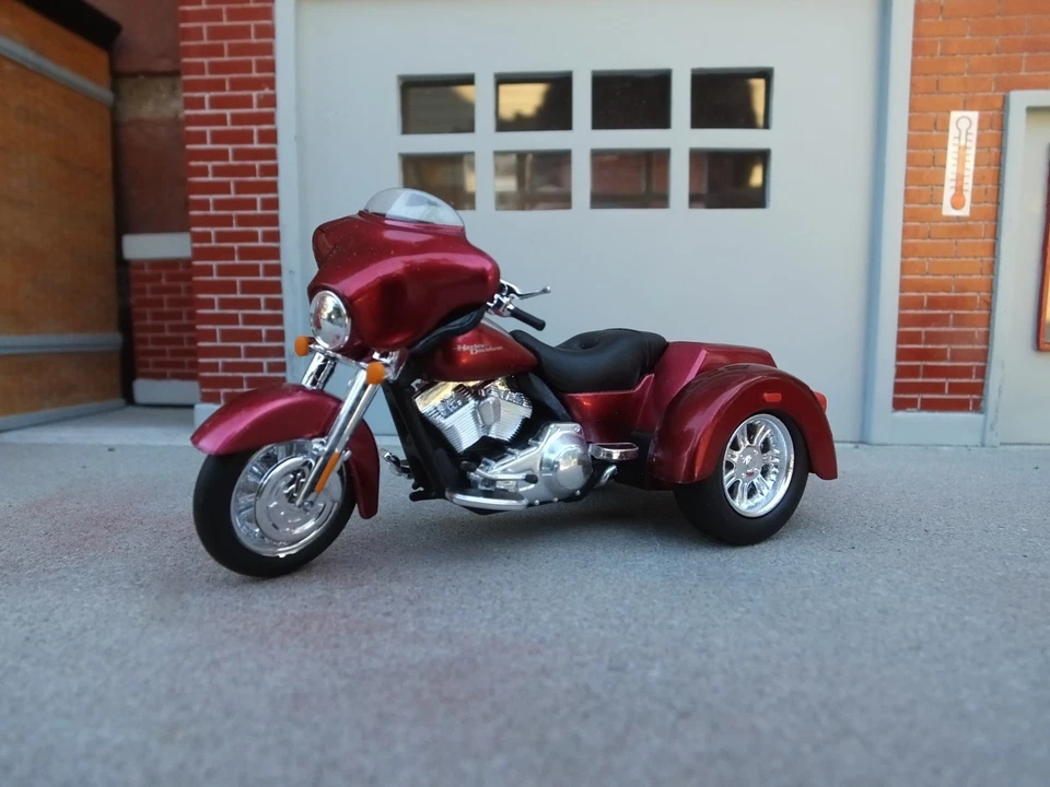 Harley-Davidson 2013 Trike Motorcycle 1/24 Scale G Scale Diorama Accessory Item - Image 3 of 4