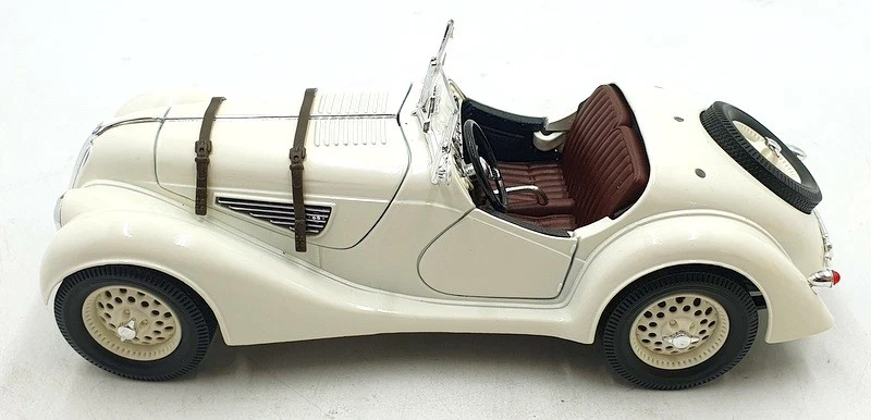 Road Legends 1/18 Scale Diecast 81024P - 1940 BMW 328 - White - Image 3 of 4