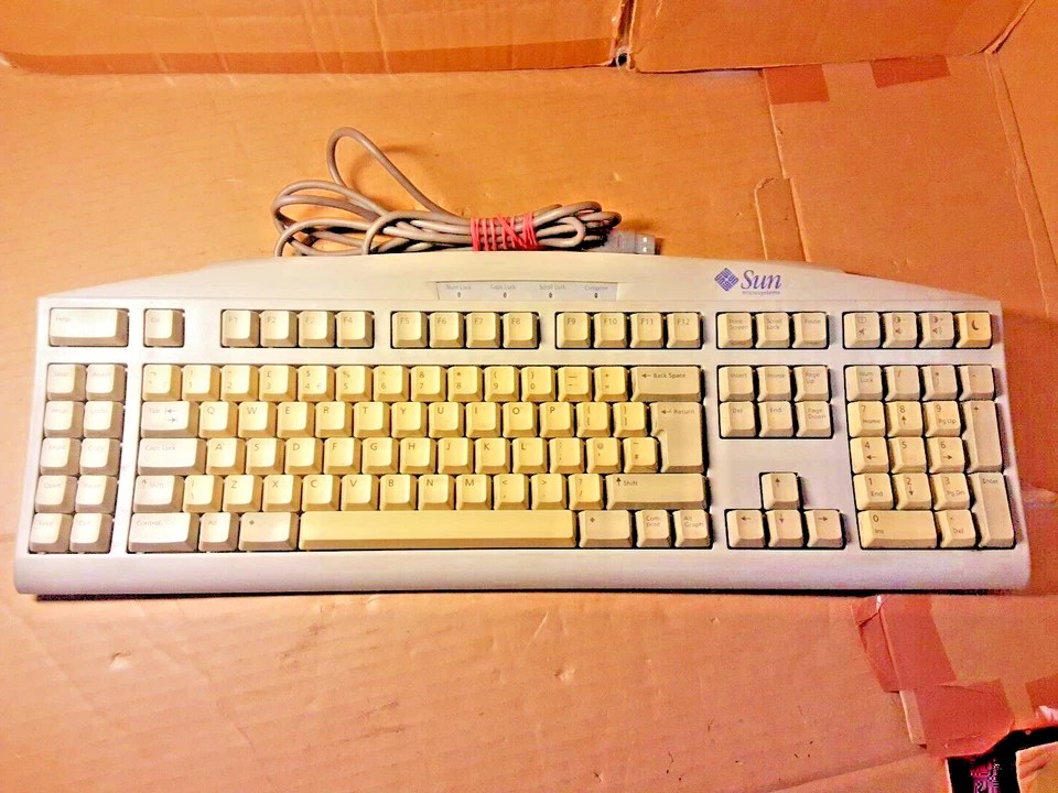 Sun Microsystems 320-1300-01 Type 6 Mini DIN QWERTY Keyboard - Image 2 of 4