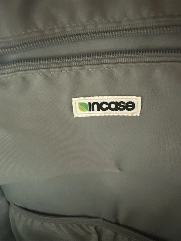 Mochila Incase Negra Bolsa Superior Viaje Bandolera Correa Verde Eco Cremallera Completa Foto 2 de 4