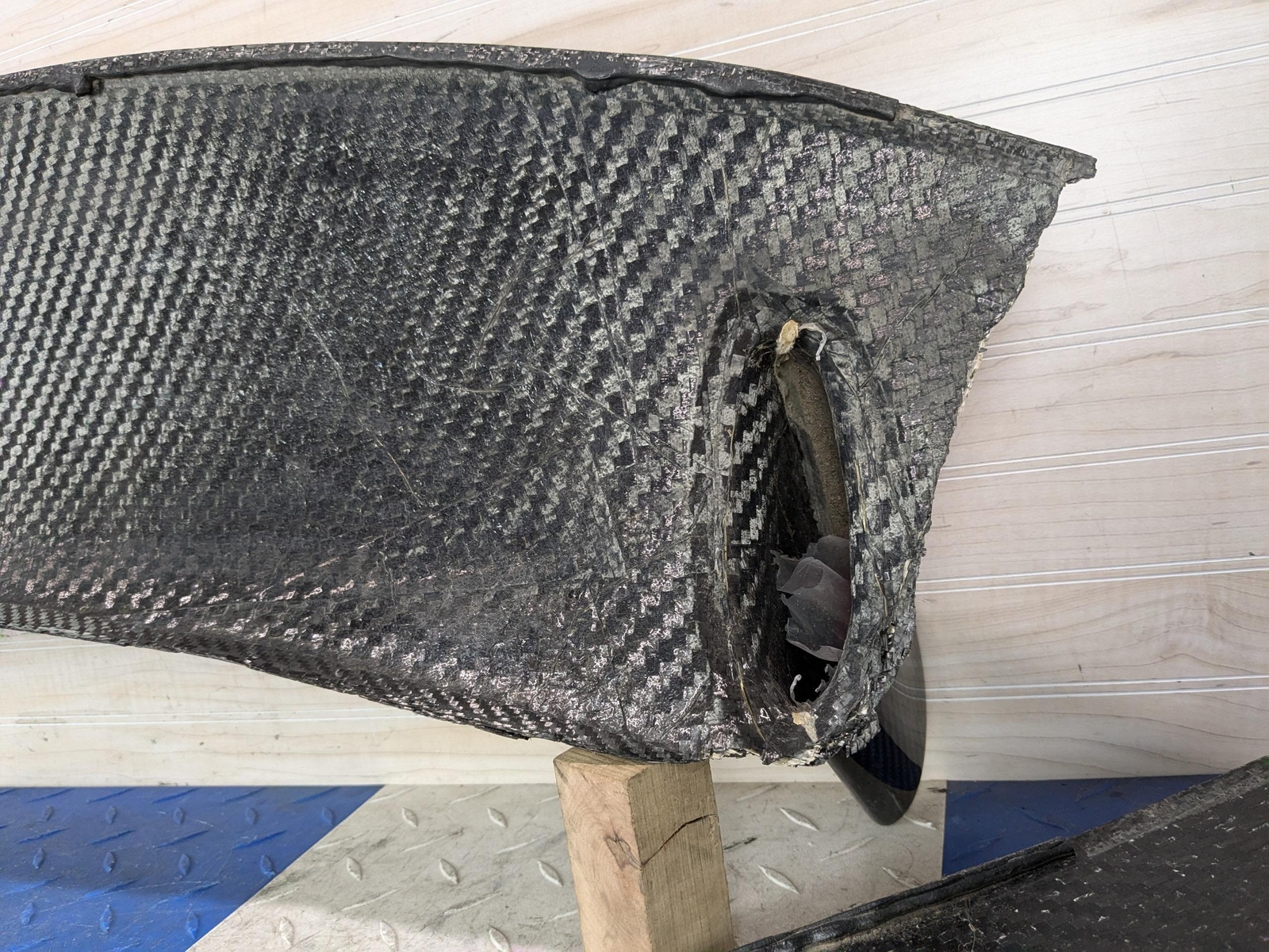 2018 Audi R8 Plus - Aftermarket Carbon Fiber Rear Spoiler DAMAGED CRACKED