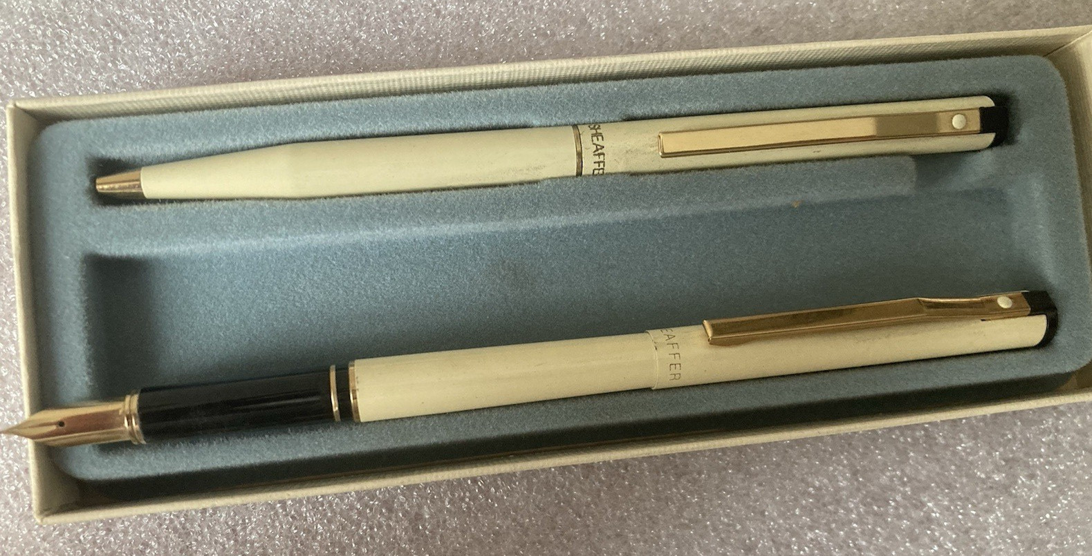 Sheaffer Fountain Pen And Ball Pen Set Off White With Gold Finish Trims Display