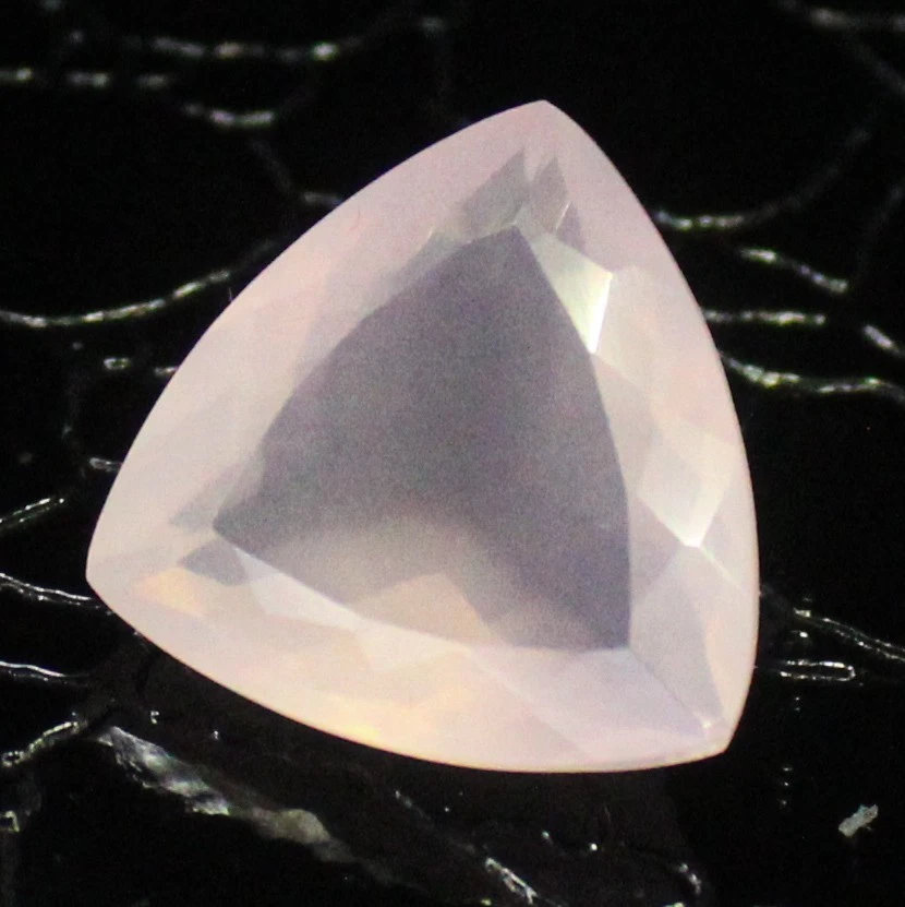 Cuarzo rosa facetado natural en forma de billón 5,75 quilates 13X13X6 mm Foto 3 de 4