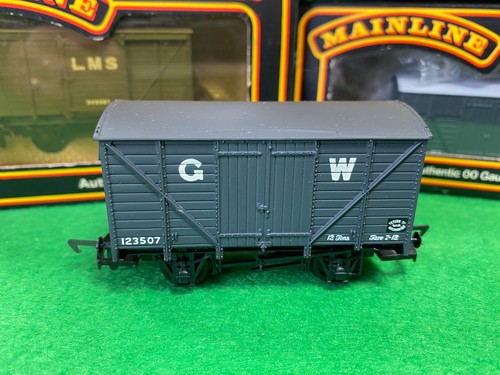 MAINLINE RAILWAYS OO GAUGE A RAKE OF FIVE MIXED ROLLING STOCK inc. Crosfield - Picture 5 of 7