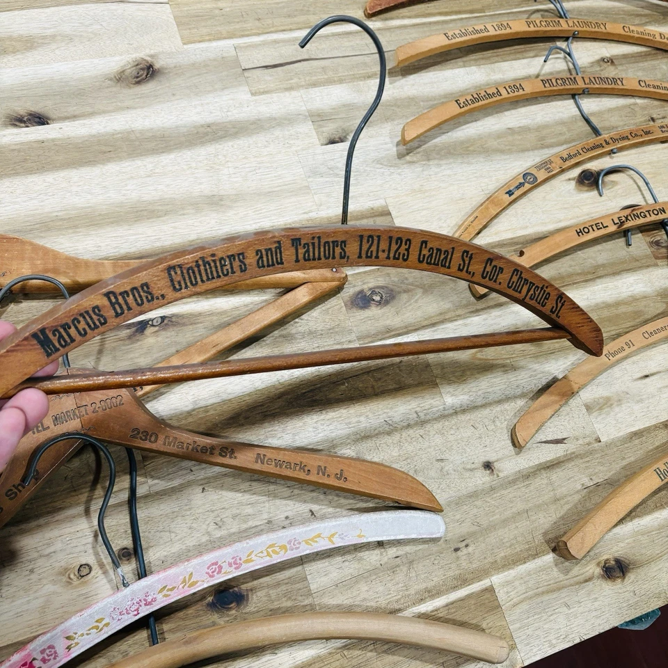 Lote de 12 perchas de madera antiguas vintage para publicidad de hotel en Nueva York Foto 2 de 4