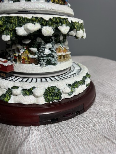 Thomas Kinkade Animierter Tisch-Weihnachtsbaum mit Zug: Wonderland Express - Bild 9 von 11