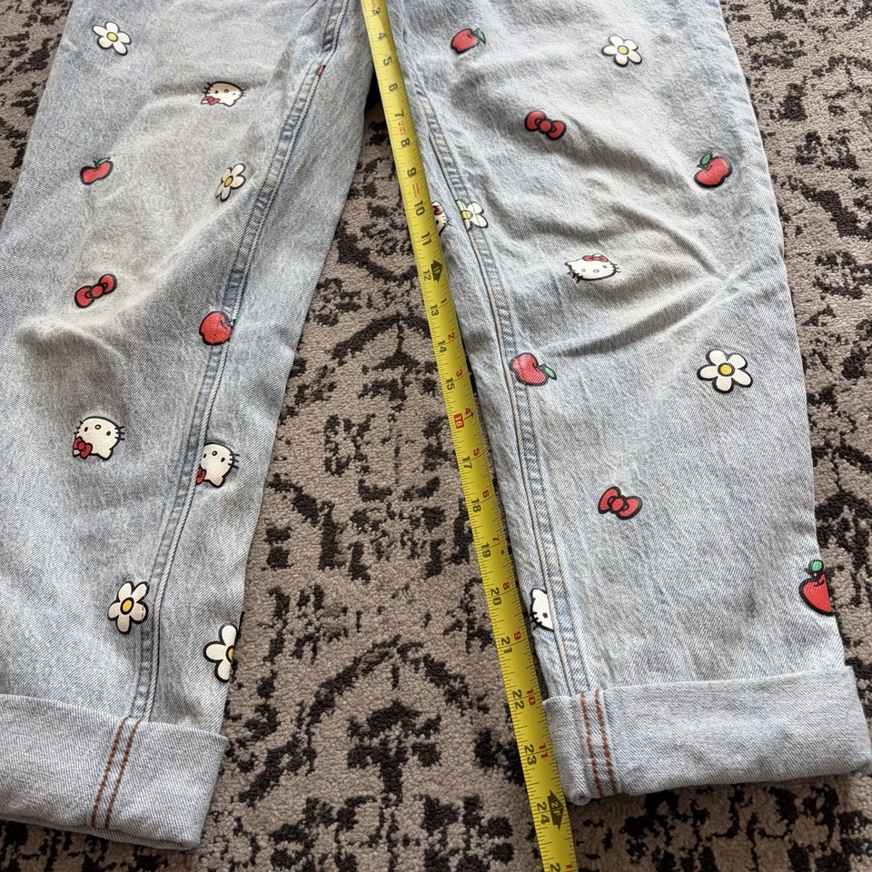 Jeans HELLO KITTY SANRIO tamanho júnior 11 lavagem leve maçã Hello Kitty por toda parte - Imagem 2 de 4